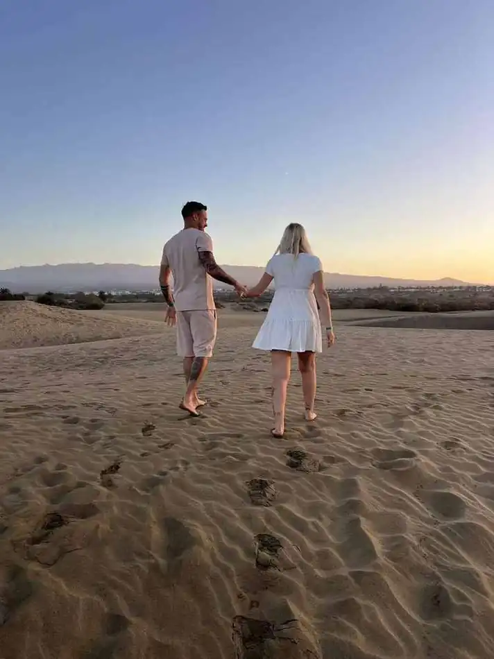 Paar Hand in Hand in den Dünen von Gran Canaria
