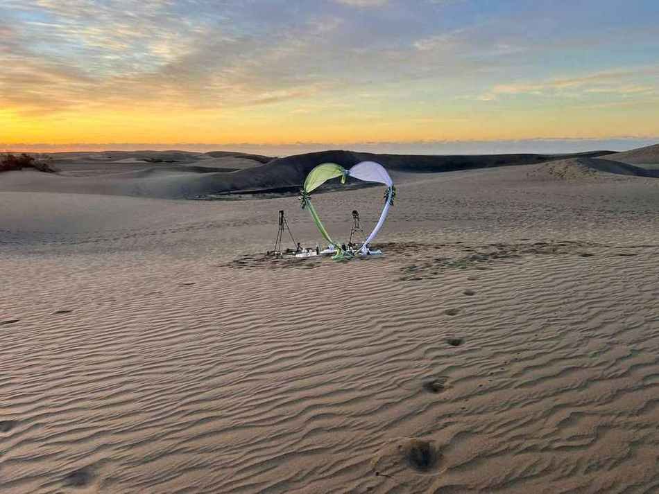 Vorbereiteter Heiratsantrag bei Sonnenuntergang in den Dünen